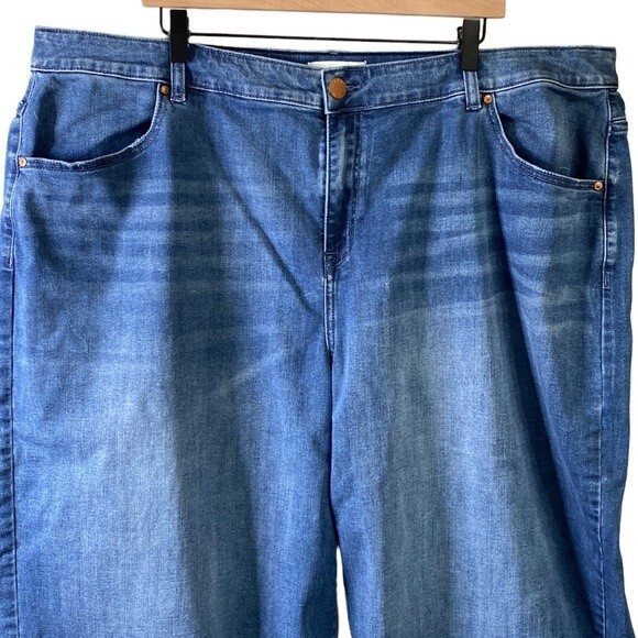 Lane Bryant Mid-Rise Wide Leg Pedal Distressed Jean Short Signature Fit Stretchy - Picture 2 of 14